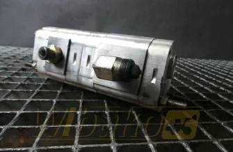 Pompa zębata Volvo L180E (2) 