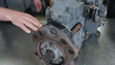 Pompa K3V112 z Volvo FC210 – gdy glazurnik próbuje zostać mechanikiem…